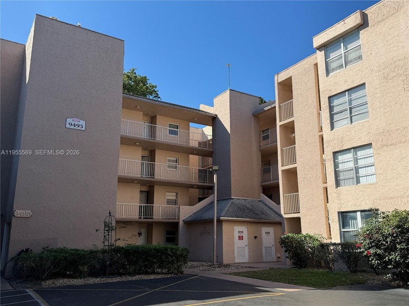 Ground-floor 2/2 in Pine Island Ridge Country Club with gorgeous - Beach Condo for sale in Davie, Florida on Beachhouse.com