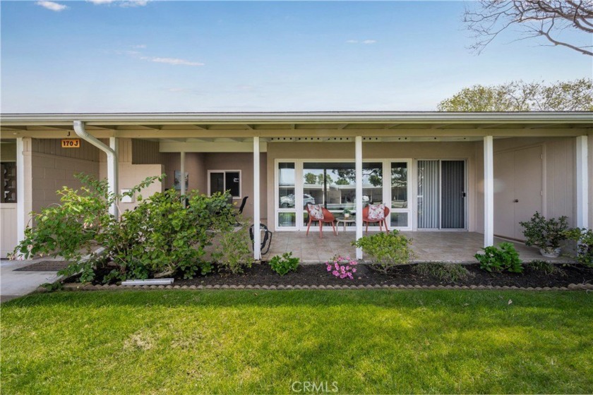 FABULOUS GREENBELT LOCATION in highly desirable Mutual 7! Enter - Beach Other for sale in Seal Beach, California on Beachhouse.com