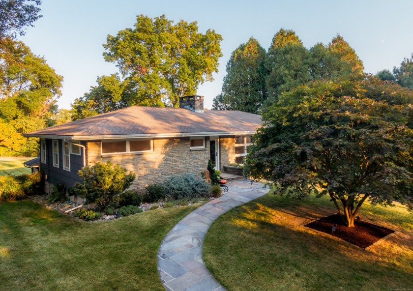 As a genre, Mid-Century moderns offer comfort above all and a - Beach Home for sale in Fairfield, Connecticut on Beachhouse.com