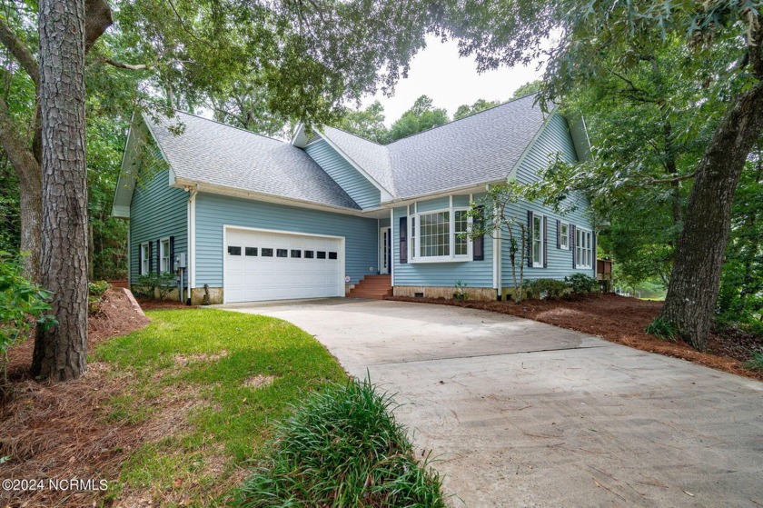Welcome to 105 Elm Court, a beautifully upgraded 3-bedroom, 2 - Beach Home for sale in Pine Knoll Shores, North Carolina on Beachhouse.com