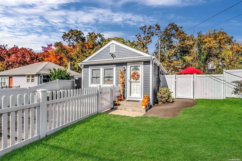 Discover this charming 2-bedroom, 1-bathroom home with extremely - Beach Home for sale in East Patchogue, New York on Beachhouse.com