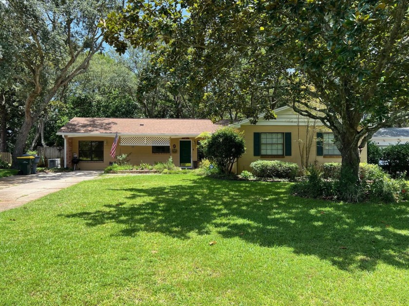 Charming Home in East Fort Walton Beach on a spacious .36-acre - Beach Home for sale in Fort Walton Beach, Florida on Beachhouse.com