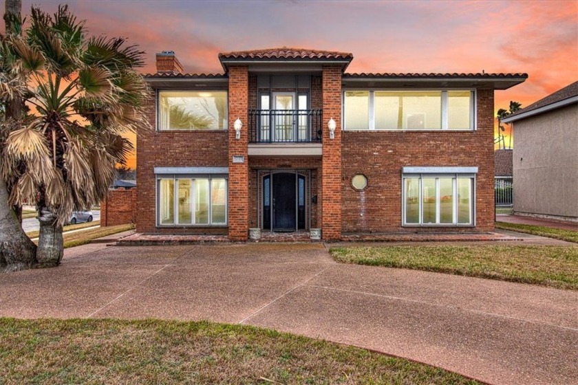 Luxury living on the prestigious Ocean Drive! Discover - Beach Home for sale in Corpus Christi, Texas on Beachhouse.com