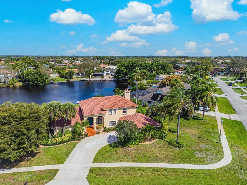Gorgeous Lakeside living awaits you just minutes from the - Beach Home for sale in Wellington, Florida on Beachhouse.com