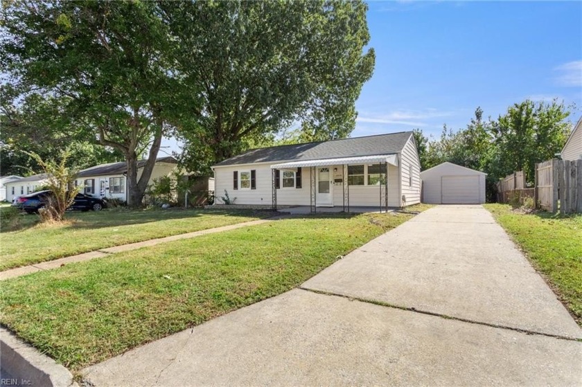 REALLY NICE REMODELED 3 BEDROOM HOME WITH SPACIOUS GARAGE AND - Beach Home for sale in Hampton, Virginia on Beachhouse.com