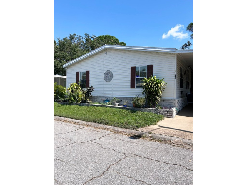 1999 Giant 3 Bedroom 2 Bathroom home has multiple outdoor - Beach Home for sale in Largo, Florida on Beachhouse.com