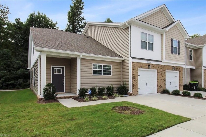 Well maintained 2 year old 3 bedroom 2 1/2 bathroom end unit - Beach Townhome/Townhouse for sale in Chesapeake, Virginia on Beachhouse.com