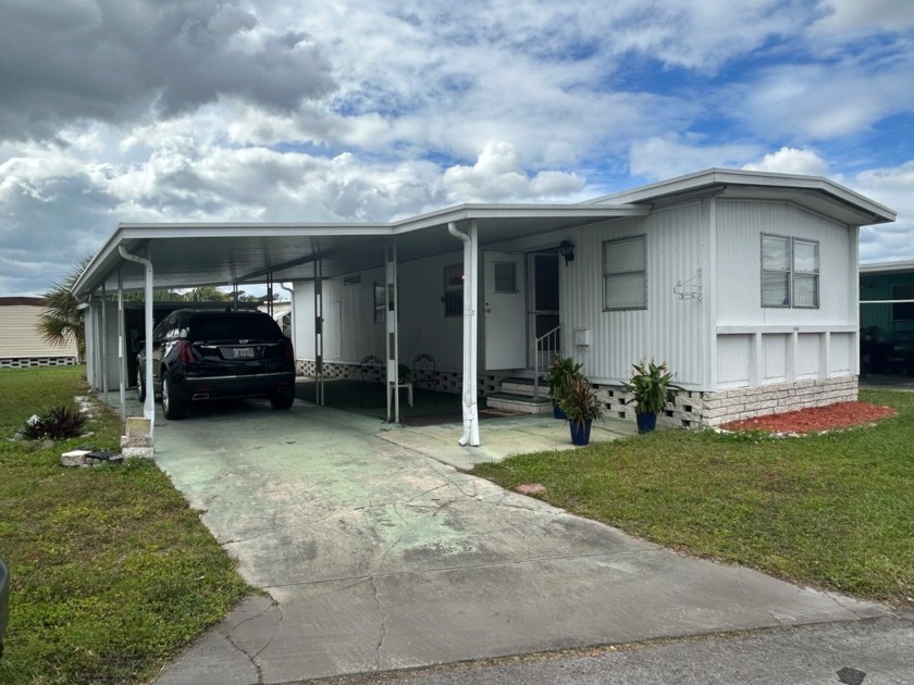 This 2 Bedroom 1 Bathroom home has a large carport, a covered - Beach Home for sale in St. Petersburg, Florida on Beachhouse.com