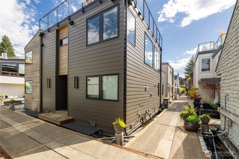 Get ready to get your perfect lake home on this incredibly - Beach Home for sale in Seattle, Washington on Beachhouse.com