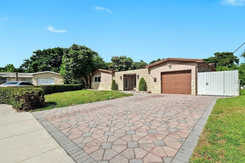 PLEASE READ BROKER REMARKS...This well-kept home offers an open - Beach Home for sale in Pembroke Pines, Florida on Beachhouse.com