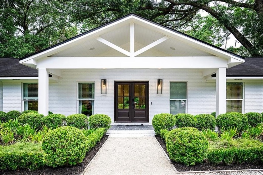 This stunning, professionally designed ranch-style home blends - Beach Home for sale in Saint Simons, Georgia on Beachhouse.com