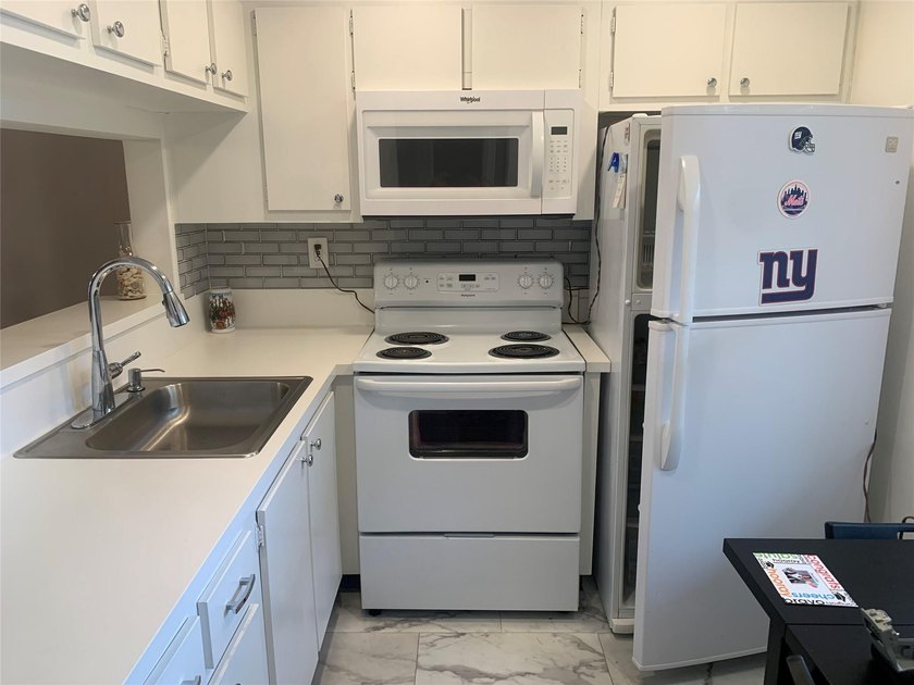 1/1 CONDO IN A MOVE IN CONDTION. GREAT LOCATION. SCREEN IN PATIO - Beach Condo for sale in Tamarac, Florida on Beachhouse.com