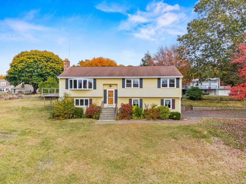 Motivated Seller!! Stop in and check out this this 3 bedroom, 2 - Beach Home for sale in Waterford, Connecticut on Beachhouse.com