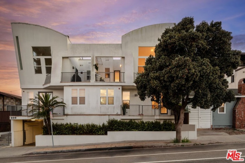 Stunning Architectural Townhouse with Ocean Views! Welcome to - Beach Condo for sale in Manhattan Beach, California on Beachhouse.com