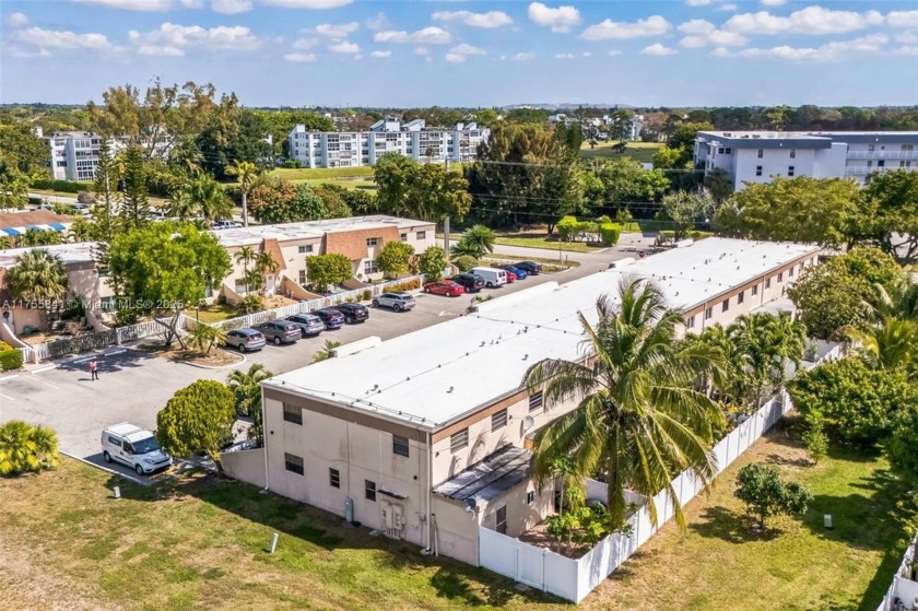 Corner Unit Townhome in beautiful Oriole Golf & Tennis Club - Beach Townhome/Townhouse for sale in Margate, Florida on Beachhouse.com