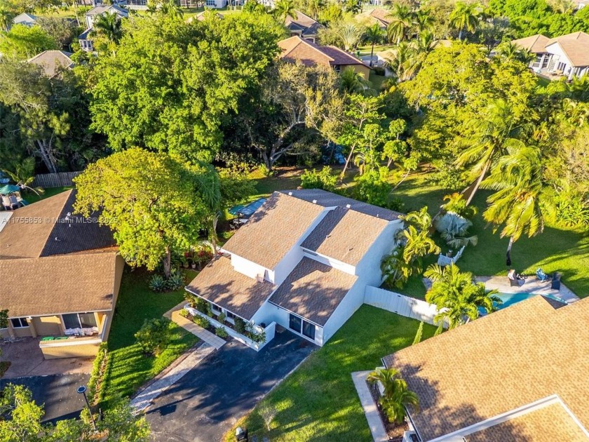 STUNNING POOL HOME, 4-BEDROOM/2.5 BATHS ON NEARLY 1/2 ACRE !!! - Beach Home for sale in Davie, Florida on Beachhouse.com
