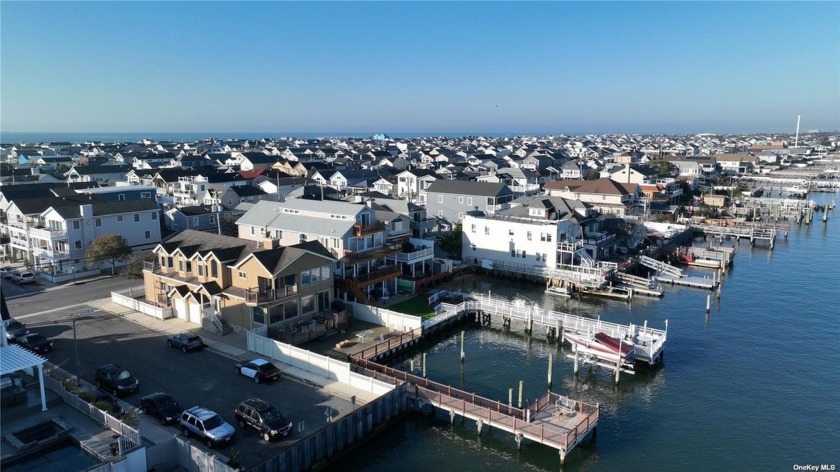 Exquisite Bayfront Residence Boasting 5 Generously Proportioned - Beach Home for sale in Long Beach, New York on Beachhouse.com