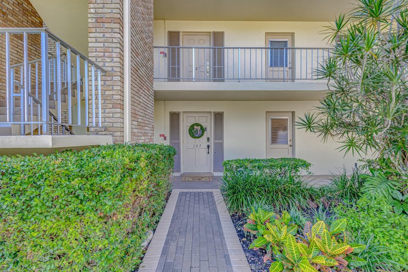 This stunning, fully renovated 1st flr corner condo offers the - Beach Condo for sale in Palm Beach Gardens, Florida on Beachhouse.com
