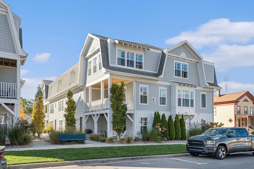 Discover all that New Buffalo and the condominium, North Barton - Beach Condo for sale in New Buffalo, Michigan on Beachhouse.com