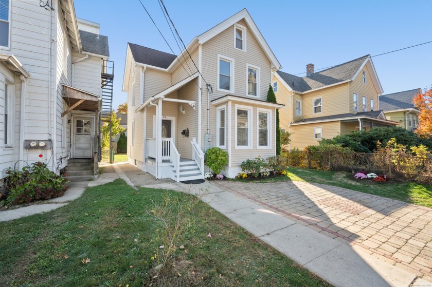 Beautifully renovated Colonial with three bedrooms and two full - Beach Home for sale in Norwalk, Connecticut on Beachhouse.com