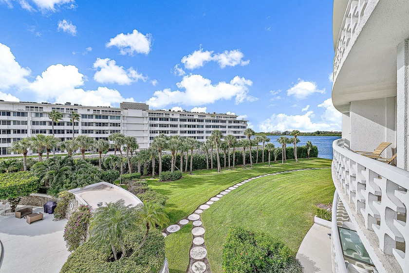 Elegant and spacious 2 bedroom, 2 bath with beautiful pool and - Beach Condo for sale in Palm Beach, Florida on Beachhouse.com