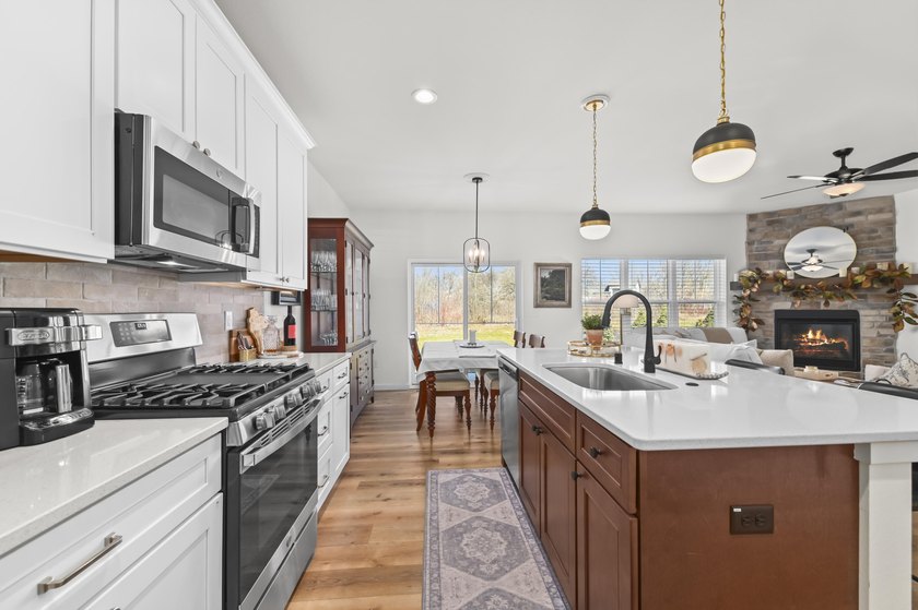Gorgeous townhome in Fairway Village! Pristine condition with - Beach Home for sale in Cedarburg, Wisconsin on Beachhouse.com