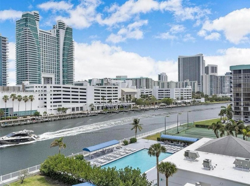 Completely renovated 2 bedroom 2 bathroom condo with water views - Beach Condo for sale in Hallandale Beach, Florida on Beachhouse.com