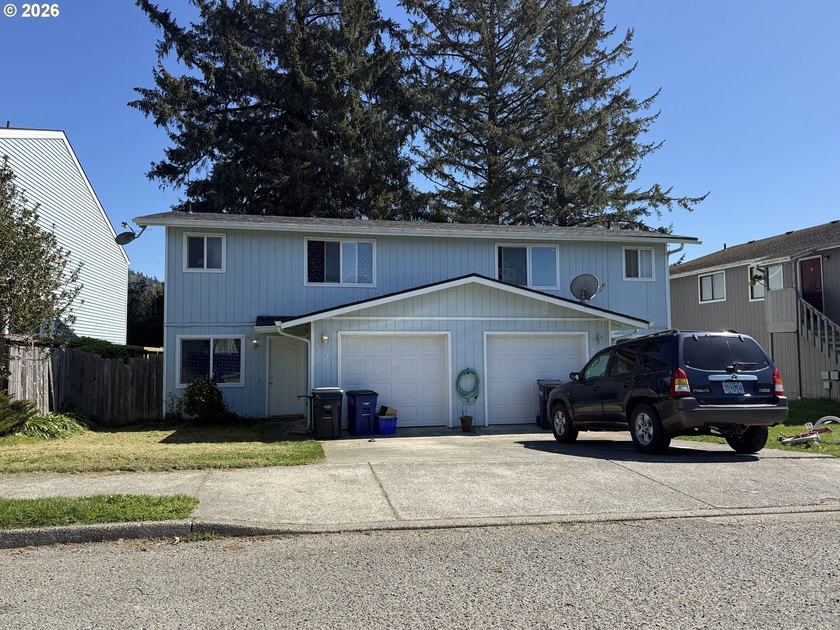 Excellent duplex opportunity in a convenient Brookings location - Beach Home for sale in Brookings, Oregon on Beachhouse.com