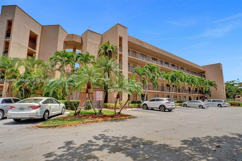 FULLY RENOVATED, 2BR/2BA. The designer open kitchen features - Beach Condo for sale in Sunrise, Florida on Beachhouse.com