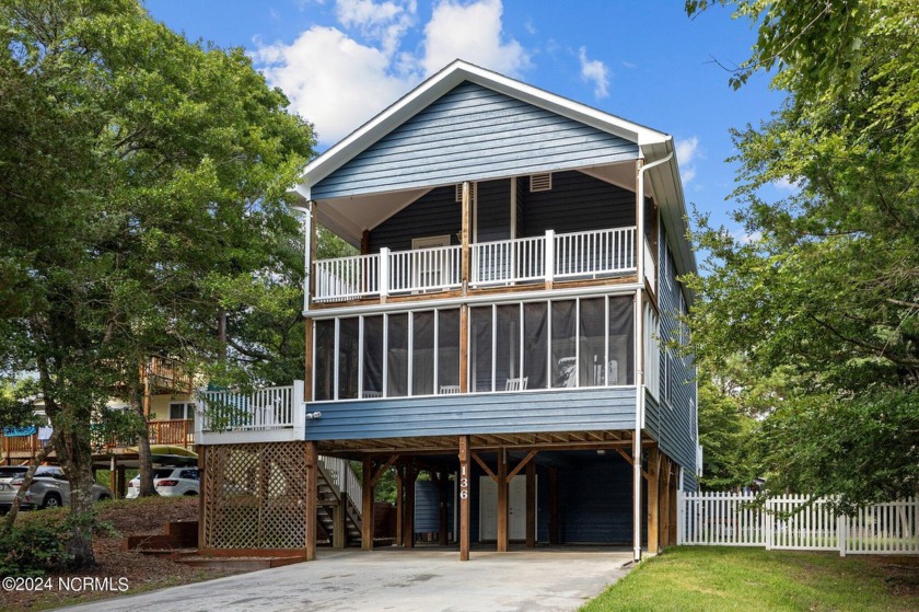 Welcome to your coastal retreat in the heart of Emerald Isle! - Beach Home for sale in Emerald Isle, North Carolina on Beachhouse.com