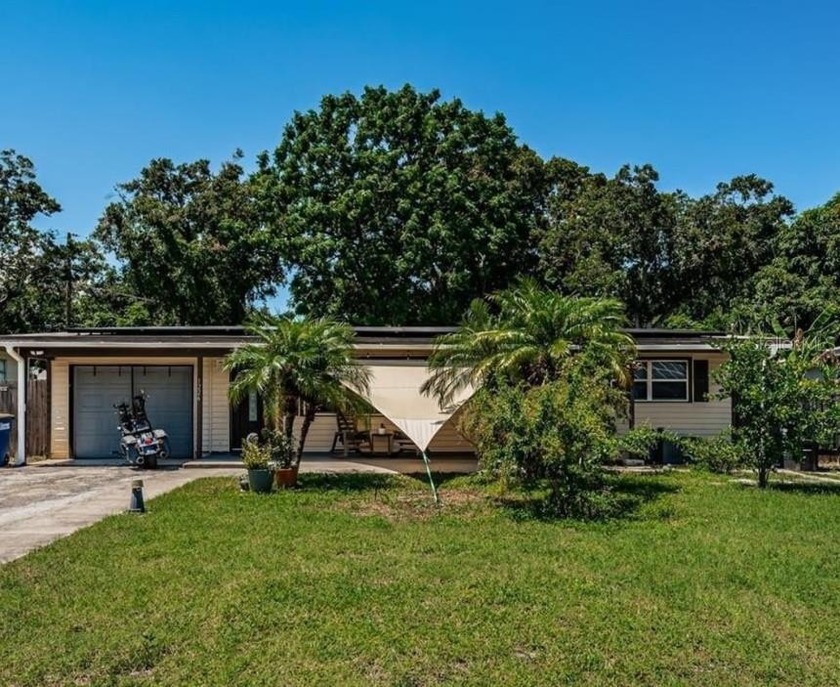 Wow! This lovely 3 bedroom home with 1.5 baths offers lots of - Beach Home for sale in Clearwater, Florida on Beachhouse.com