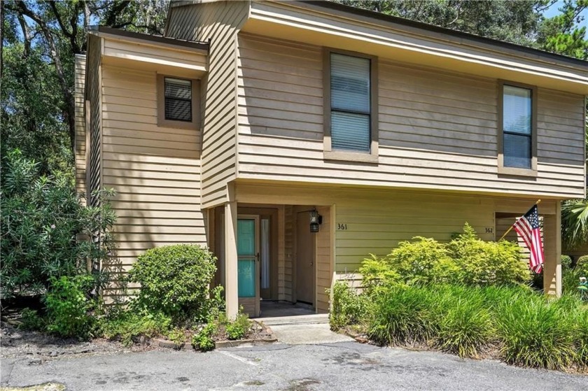 This 2-bedroom, 2.5-bath end-unit condo offers a functional - Beach Condo for sale in Saint Simons, Georgia on Beachhouse.com