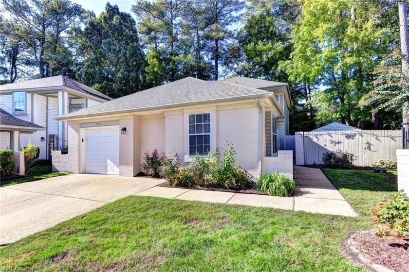 This beautiful Golf Course home is ready for new owners. The - Beach Home for sale in Newport News, Virginia on Beachhouse.com