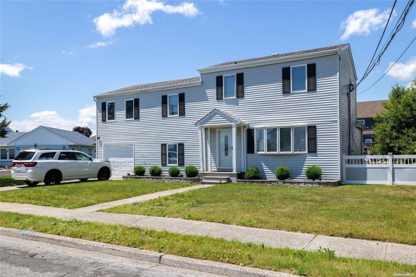 Welcome to the American Venice Beach & Boating Community.  Large - Beach Home for sale in Lindenhurst, New York on Beachhouse.com