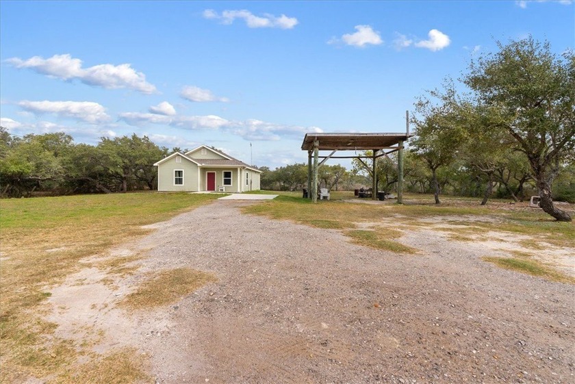 This charming 2-bedroom, 2-bathroom home at 1818 16th Street in - Beach Home for sale in Rockport, Texas on Beachhouse.com