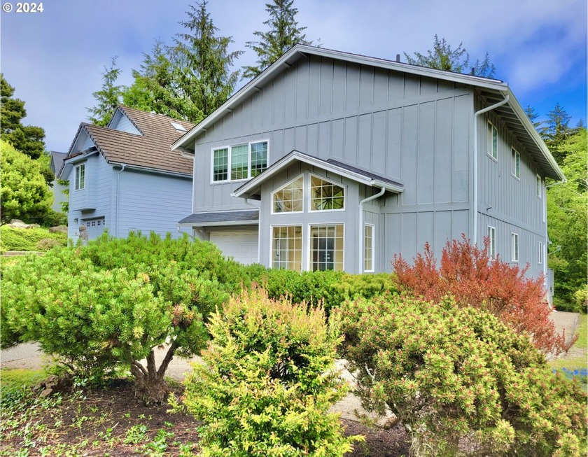 Discover the charm of this inviting riverfront cottage nestled - Beach Home for sale in Yachats, Oregon on Beachhouse.com