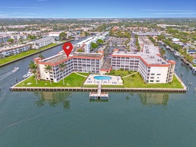 Motivated seller! Endless opportunity to reimagine this 2 bed/2 - Beach Condo for sale in North Palm Beach, Florida on Beachhouse.com