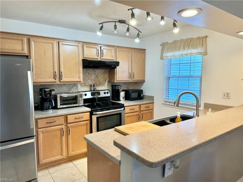 Move right in to this beautiful, updated 2 bedroom, 2.5 bath - Beach Townhome/Townhouse for sale in Virginia Beach, Virginia on Beachhouse.com