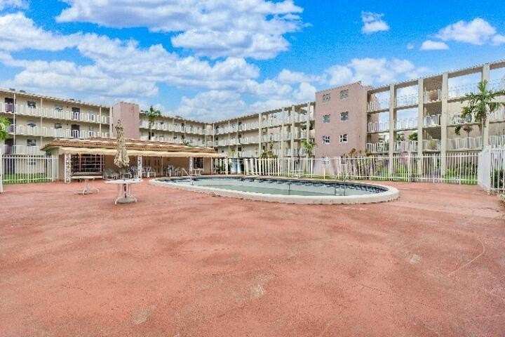 Great investment opportunity! This one-bedroom, one-bath condo - Beach Condo for sale in Lauderhill, Florida on Beachhouse.com