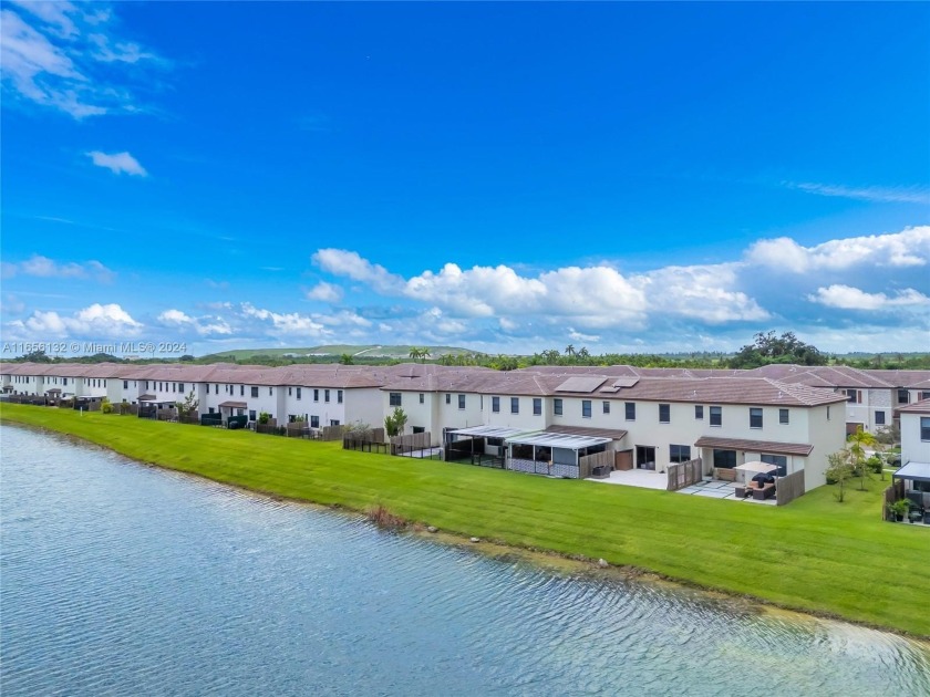 Amazing corner townhouse featuring 3 bed 2.5 bath in CRISTAL CAY - Beach Townhome/Townhouse for sale in Miami, Florida on Beachhouse.com