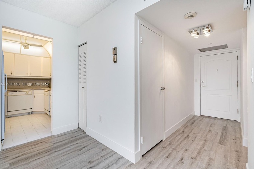 Renovated 1 bed plus den/1 bath 1/2 condo across the Turnberry - Beach Condo for sale in Aventura, Florida on Beachhouse.com