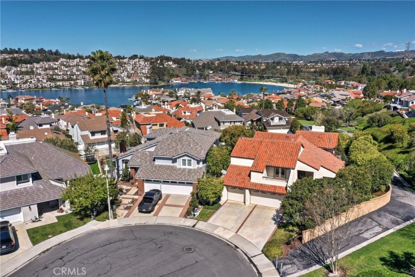 Welcome to your dream home with breathtaking Lake Mission Viejo - Beach Home for sale in Mission Viejo, California on Beachhouse.com