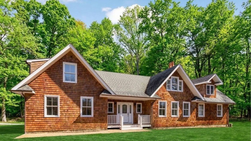 This charming shingled home has been fully refreshed and is move - Beach Home for sale in Shelter Island, New York on Beachhouse.com