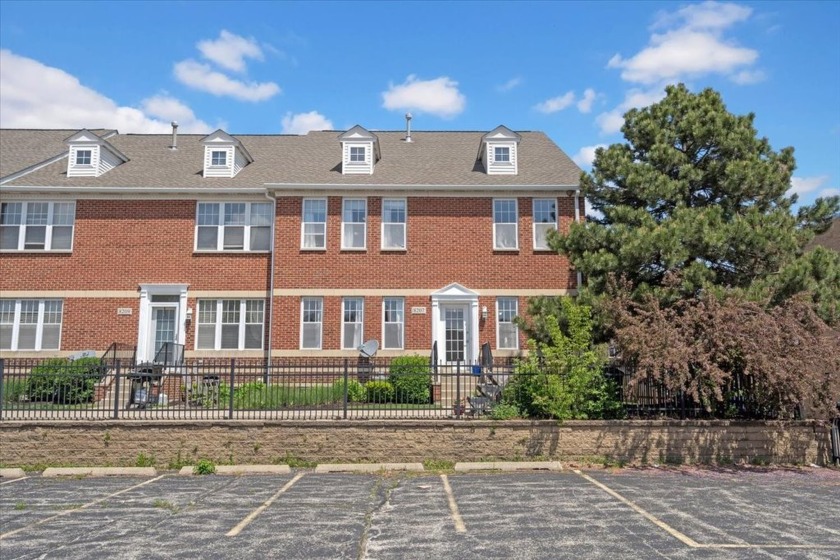 If you want *suburban space* combined with urban convenience - Beach Townhome/Townhouse for sale in Skokie, Illinois on Beachhouse.com