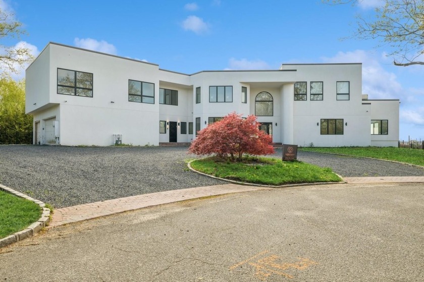 Welcome to this extraordinary waterfront mansion, an - Beach Home for sale in Hewlett Neck, New York on Beachhouse.com