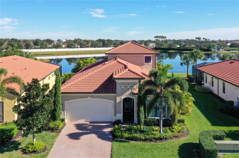 Fabulous opportunity to own this spacious, upgraded and - Beach Home for sale in Lakewood Ranch, Florida on Beachhouse.com