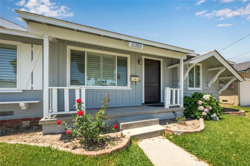 Beautifully updated 3 bedroom 2 bath home just off Rynerson Park - Beach Home for sale in Lakewood, California on Beachhouse.com