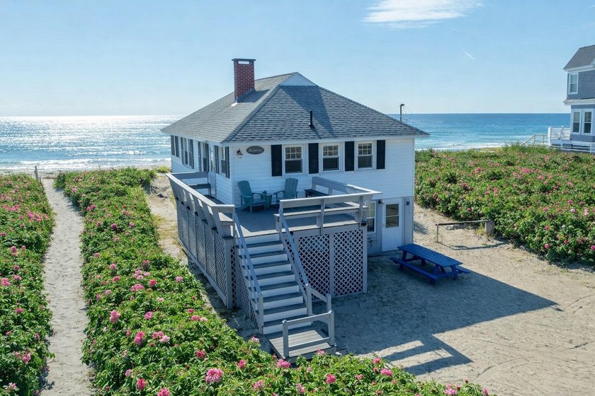 This Fortunes Rocks Beach cottage is your Quintessential Maine - Beach Home for sale in Biddeford, Maine on Beachhouse.com