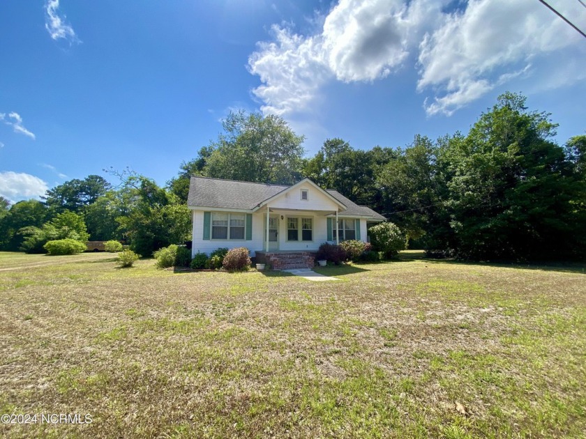 Nestled amongst mature live oak trees, on a 4-acre estate with a - Beach Home for sale in Arapahoe, North Carolina on Beachhouse.com