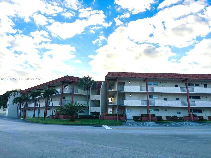 Renovated condo offers 1 bedroom plus den and 1.5 bathrooms - Beach Condo for sale in Pembroke Pines, Florida on Beachhouse.com